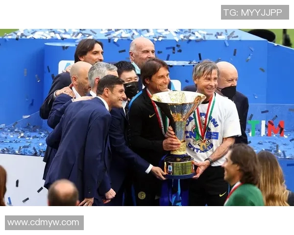 国米完成壮丽的蝉联，再次捧起意甲冠军奖杯