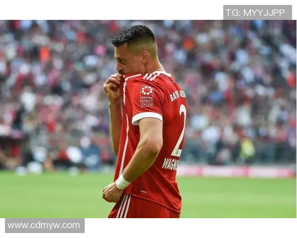 向余望突破传中助力球队逆转局势展现战术智慧与团队配合