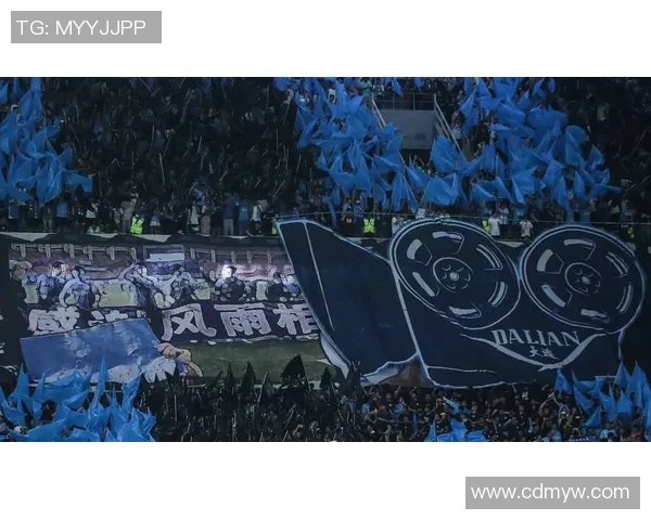 裸男球迷狂奔足球场,现场骚乱不断 裸男球迷狂奔足球场,现场骚乱不断