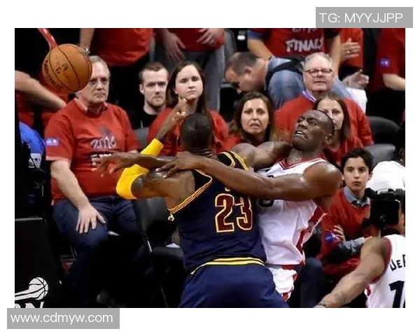 詹姆斯与勇士球员发生肢体冲突,场边一片混乱 詹姆斯与勇士球员发生肢体冲突,场边一片混乱